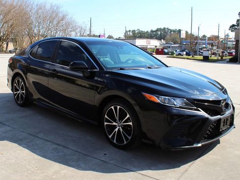 Used 2018 Toyota Camry SE image 2