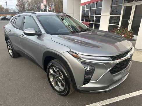 Used 2024 Chevrolet Trax LT w/ Driver Confidence Package image 2