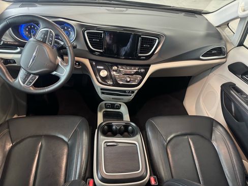 Used 2020 Chrysler Pacifica Touring-L Plus image 14