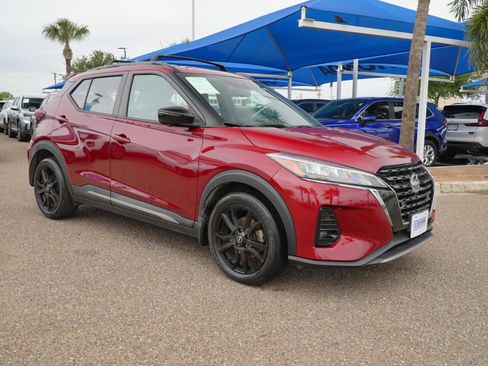 Used 2022 Nissan Kicks SR w/ Premium Package FWD image 3