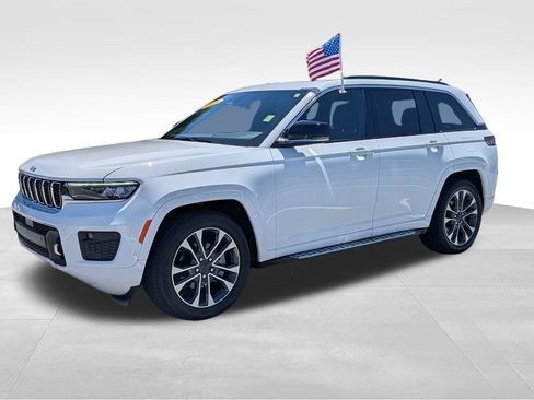 Used 2025 Jeep Grand Cherokee Overland w/ Luxury Tech Group IV AWD/4WD image 8