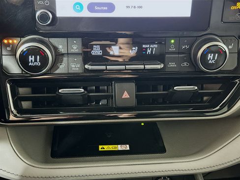 Used 2023 Toyota Highlander XLE image 15