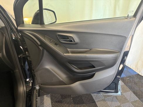 Used 2019 Chevrolet Trax LT FWD image 12