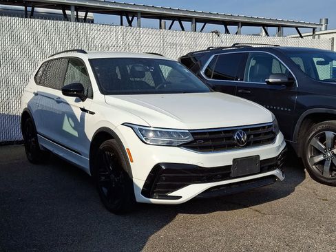 Used 2022 Volkswagen Tiguan SE R-Line image 2