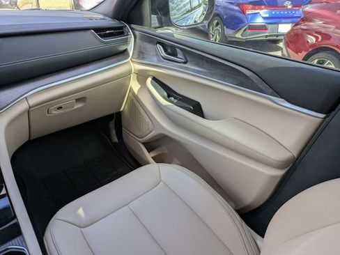 Used 2025 Jeep Grand Cherokee L Limited w/ Black Appearance Package image 17