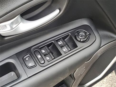 Used 2023 Jeep Renegade Limited image 6