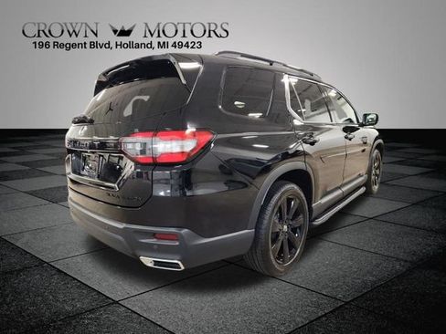 Certified 2025 Honda Pilot Black Edition image 3