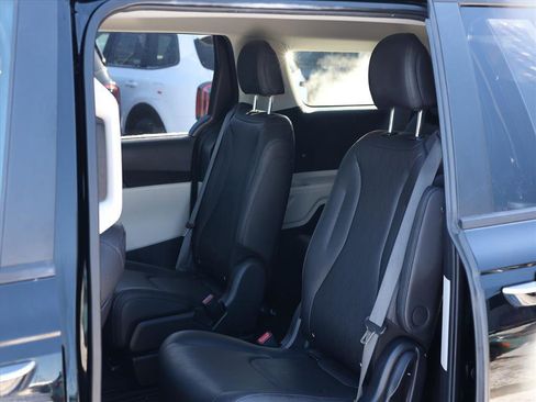 Used 2023 Kia Carnival LX image 18