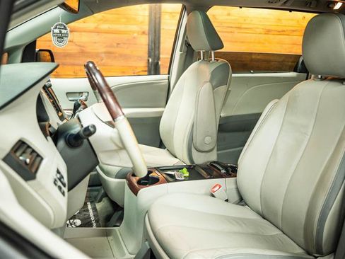 Used 2012 Toyota Sienna Limited w/ Premium Pkg FWD image 10
