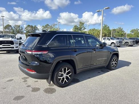 Used 2023 Jeep Grand Cherokee Limited w/ Luxury Tech Group II AWD/4WD image 3
