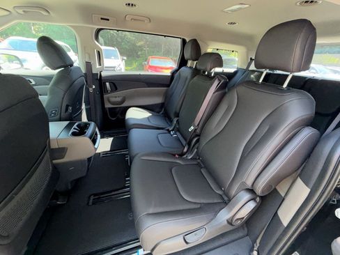 New 2026 Kia Carnival EX FWD image 29