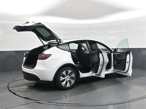 Used 2023 Tesla Model Y Long Range image 44