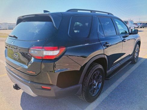 Used 2024 Honda Pilot TrailSport image 4