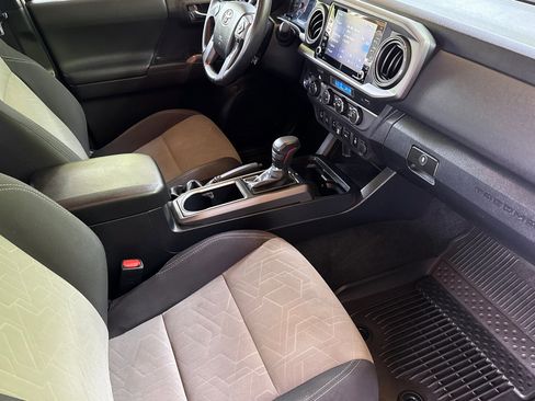 Used 2022 Toyota Tacoma TRD Off-Road w/ Technology Package AWD/4WD image 18