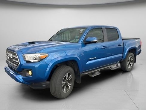Used 2016 Toyota Tacoma TRD Sport w/ Towing Package image 2