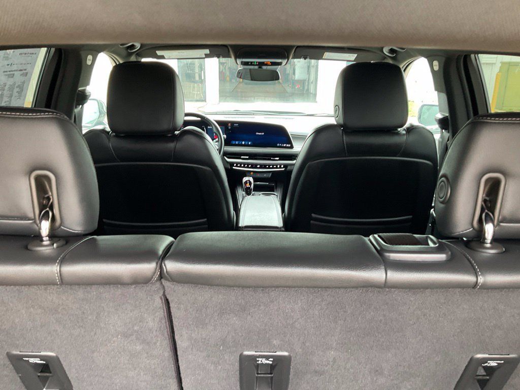 Used 2025 Cadillac XT4 Premium Luxury FWD image 33