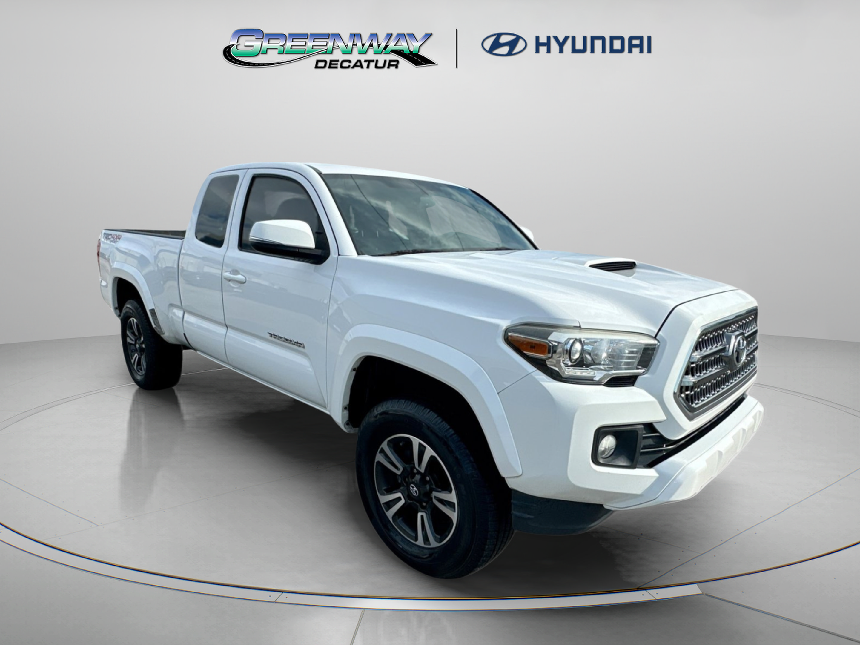 Used 2017 Toyota Tacoma TRD Sport w/ Tow Package (A/T) AWD/4WD image 2