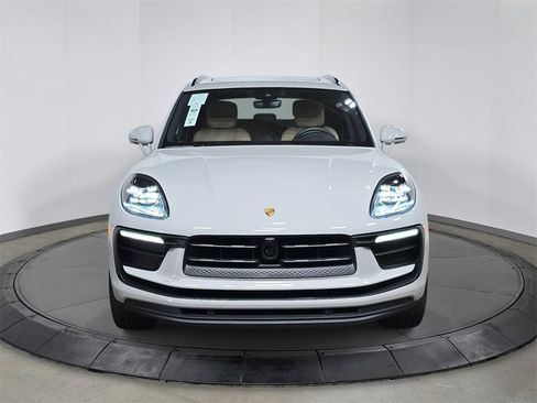 Certified 2025 Porsche Macan image 10