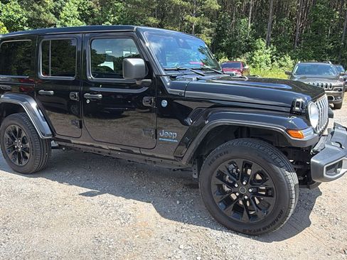 Used 2025 Jeep Wrangler Unlimited Sahara w/ Safety Group AWD/4WD image 5