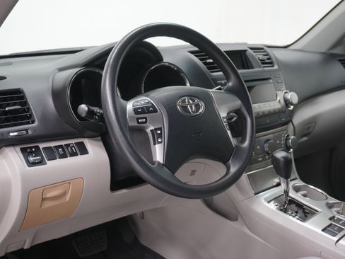 Used 2012 Toyota Highlander FWD w/ Tech Pkg image 10