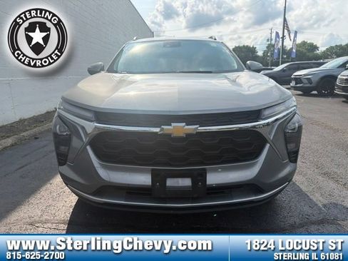 Used 2025 Chevrolet Trax LT FWD image 8