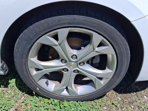 Used 2018 Chevrolet Cruze Premier FWD image 12