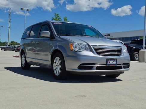 Used 2015 Chrysler Town & Country LX FWD image 3