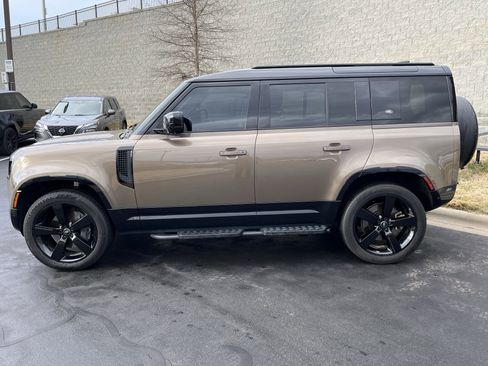 Certified 2024 Land Rover Defender 110 X-Dynamic SE image 4