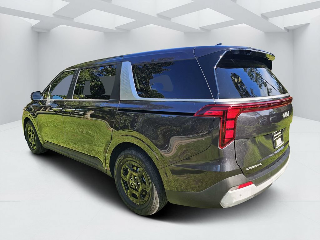 Used 2025 Kia Carnival FWD image 5