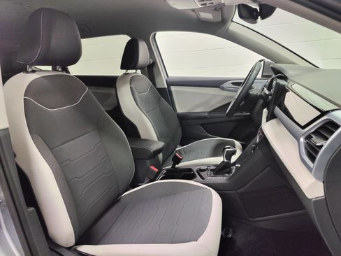 Used 2025 Volkswagen Taos SE image 5