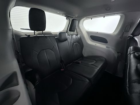 Used 2020 Chrysler Pacifica Touring-L FWD image 38
