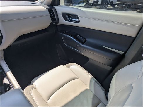 Used 2023 Nissan Pathfinder SL w/ SL Premium Package FWD image 16
