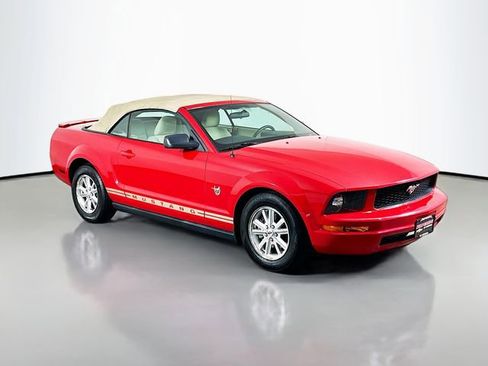 Used 2009 Ford Mustang Convertible image 2