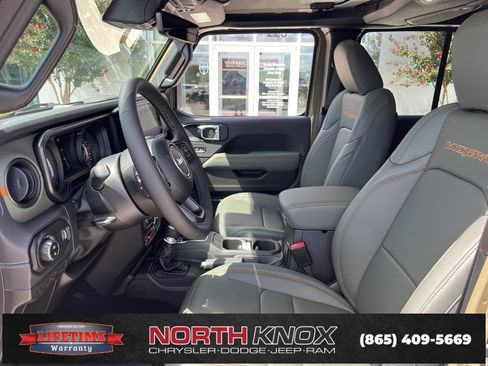 New 2025 Jeep Gladiator Mojave image 3