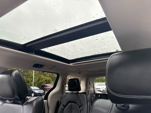 Used 2023 Chrysler Pacifica Touring-L image 27