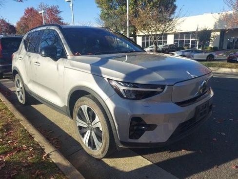 Used 2023 Volvo XC40 Recharge Plus image 3