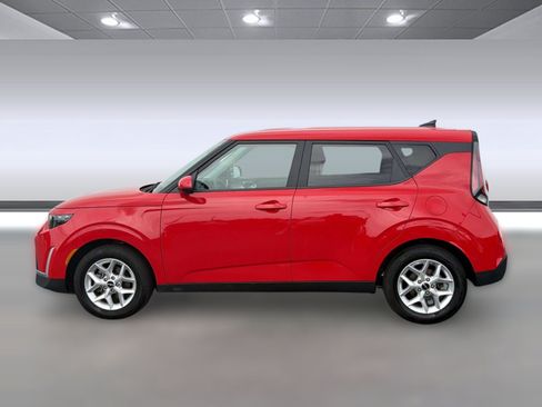 Used 2025 Kia Soul LX w/ LX Technology Package FWD image 2