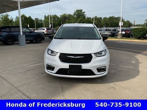 Used 2024 Chrysler Pacifica Touring-L FWD image 9