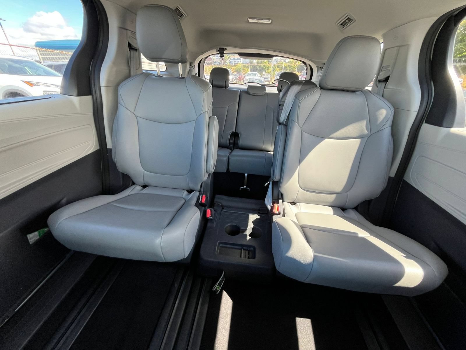 Used 2023 Toyota Sienna XLE FWD image 40