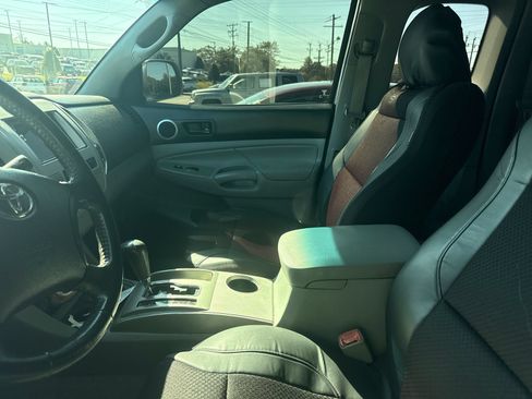 Used 2011 Toyota Tacoma 4x4 Access Cab V6 w/ TRD Sport Pkg image 8