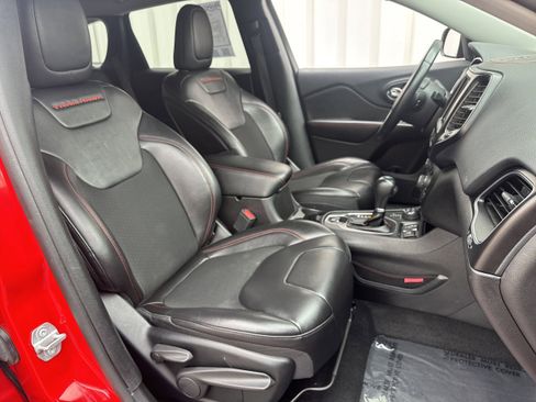 Used 2019 Jeep Cherokee Trailhawk image 13