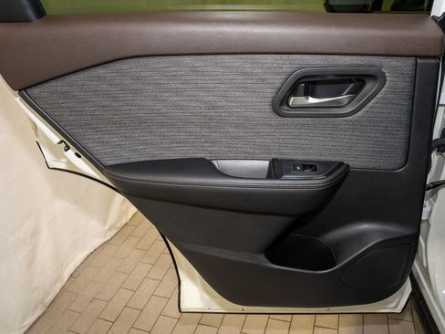 Used 2023 Nissan Rogue SV image 9