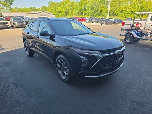 Used 2025 Chevrolet Trax LT w/ LT Convenience Package FWD image 4