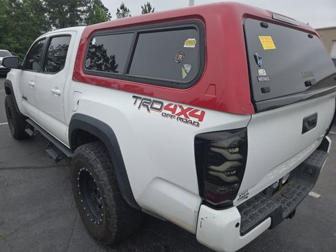 Used 2017 Toyota Tacoma TRD Off-Road AWD/4WD image 4
