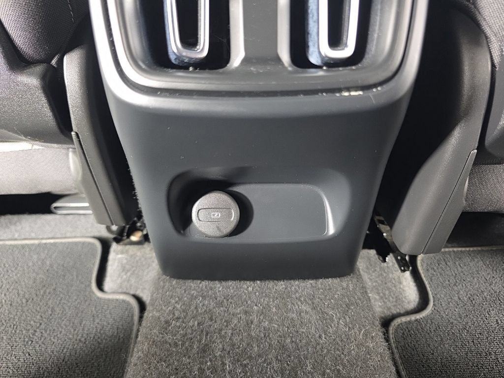 Used 2024 Volvo XC40 B5 Core AWD/4WD image 35