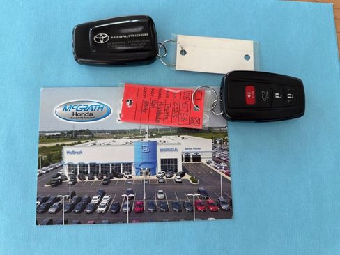 Used 2023 Toyota Highlander XLE image 3