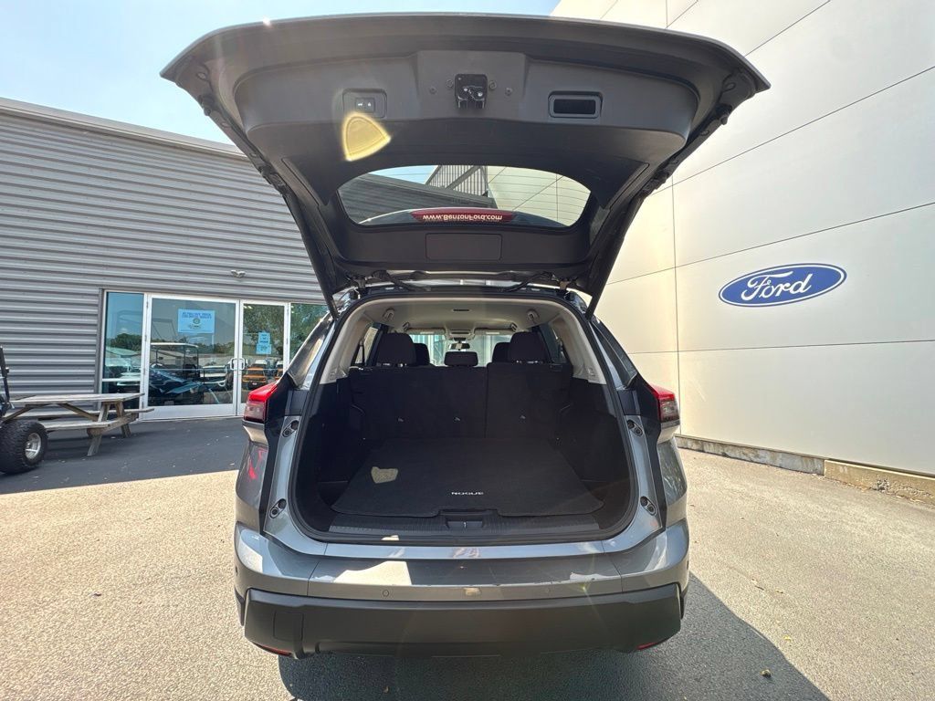 Used 2024 Nissan Rogue SV AWD/4WD image 9