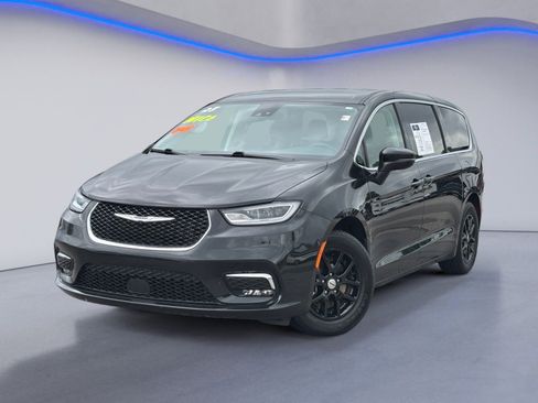 Used 2023 Chrysler Pacifica Touring-L FWD image 2
