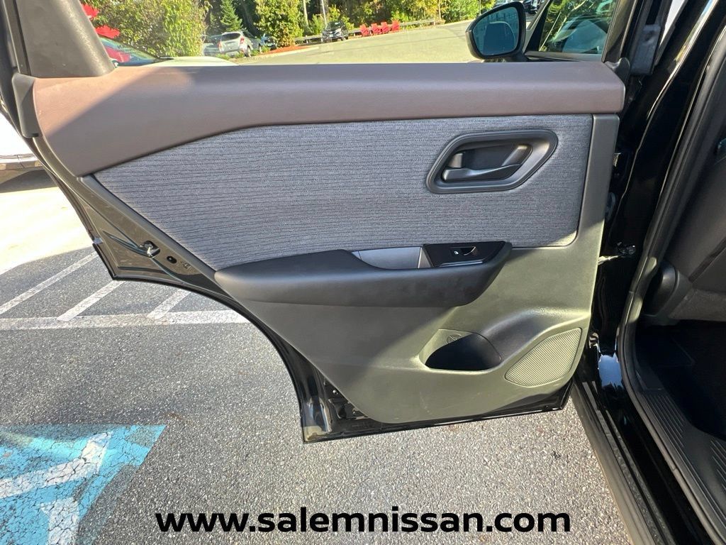 Used 2023 Nissan Rogue S AWD/4WD image 18