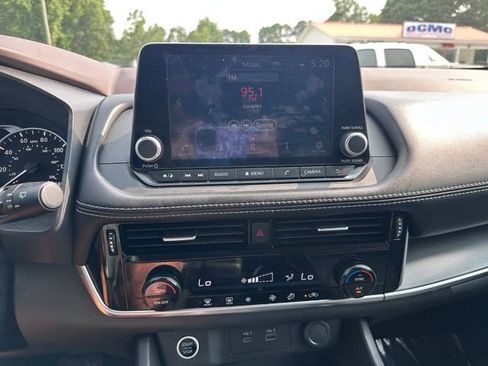 Used 2023 Nissan Rogue SV FWD image 15